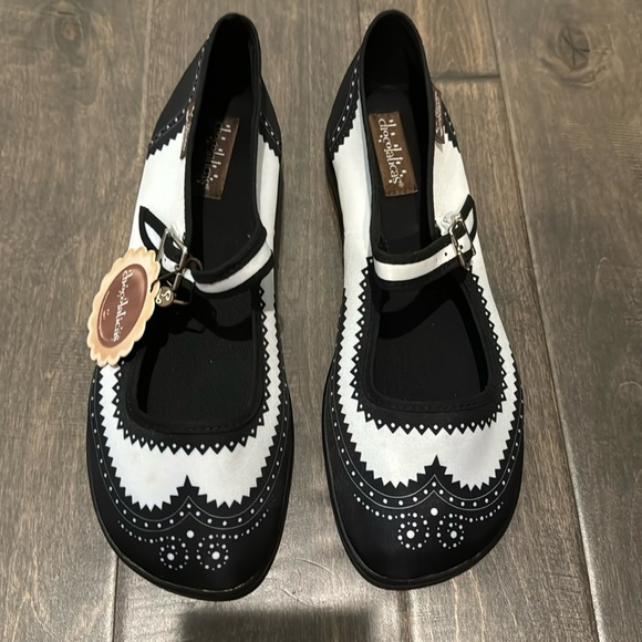 Shoes - NWOT CHOCOLATICAS Havana Women’s Mary Jane Flats, Size 39 US 9 Black and white